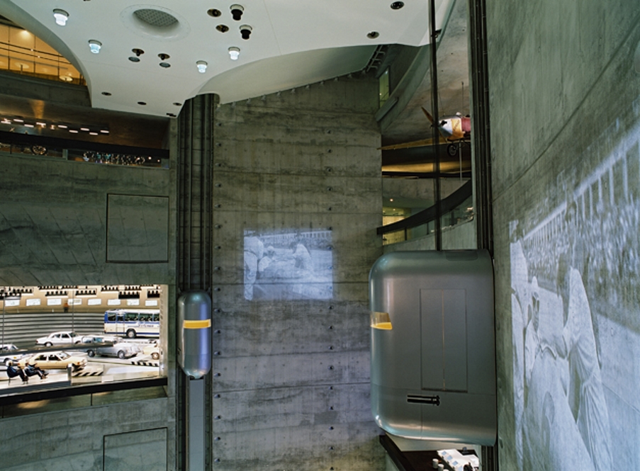 Mercedes Benz Museum Innenraum mit Aufzügen